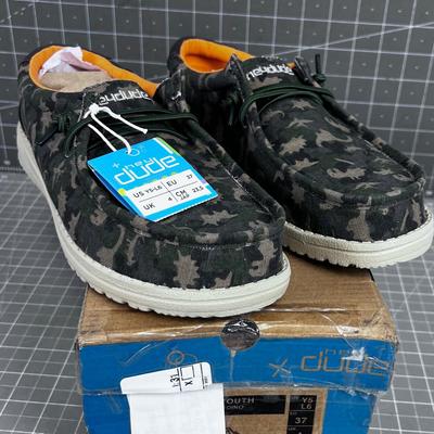 HEY DUDE Youth Size 5 Deck Shoes NEW 