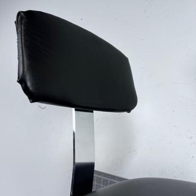 (1) Metal Chrome VINTAGE Stool with foot step built in