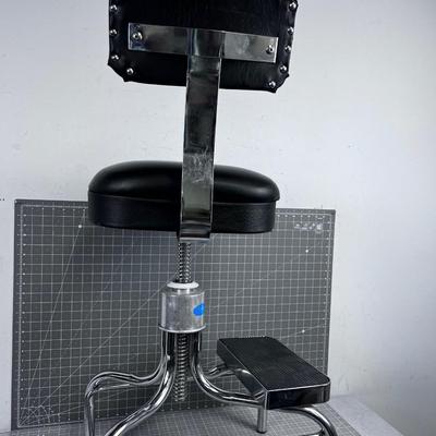(1) Metal Chrome VINTAGE Stool with foot step built in