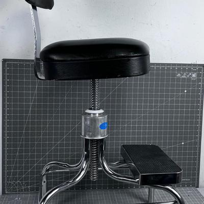 (1) Metal Chrome VINTAGE Stool with foot step built in