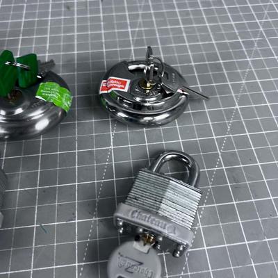 BUNCH of Pad Locks with Keys 