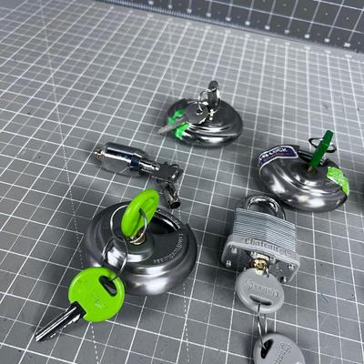 BUNCH of Pad Locks with Keys 
