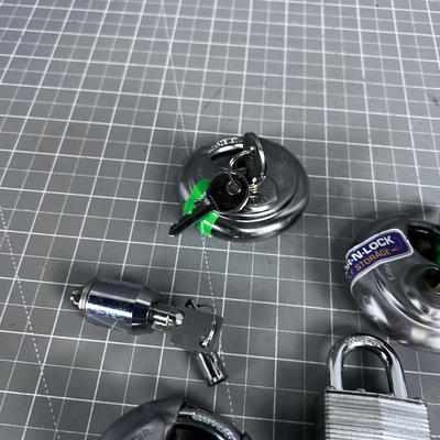 BUNCH of Pad Locks with Keys 