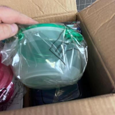 6 Piece e Round and Square Lock N Lock with Tote Bags NICE