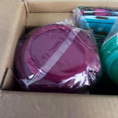 6 Piece e Round and Square Lock N Lock with Tote Bags NICE