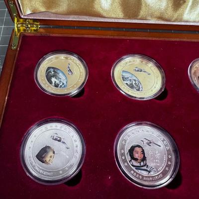 Box of Presentation Medals 999 Silver Ounces , International Space Station Chinese 2005