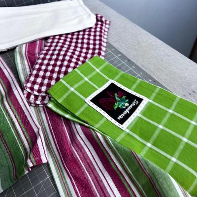 New & Used (12) Kitchen Towels 