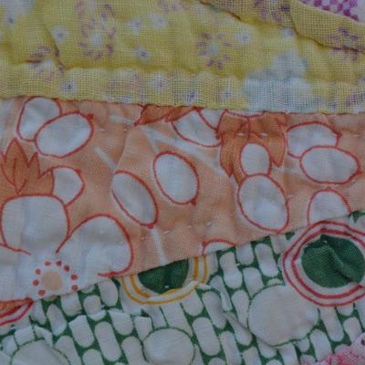 Beautiful Vintage Hand Stitched Dresden Plate Quilt 66”x84”