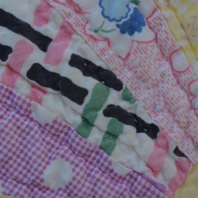 Beautiful Vintage Hand Stitched Dresden Plate Quilt 66”x84”
