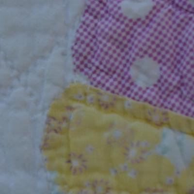 Beautiful Vintage Hand Stitched Dresden Plate Quilt 66”x84”