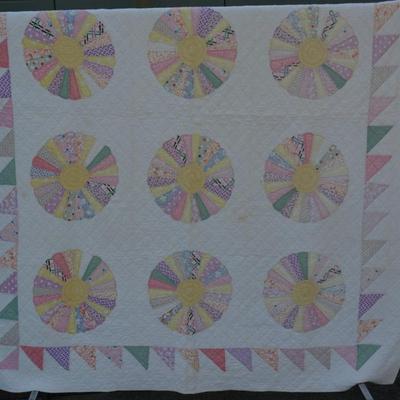 Beautiful Vintage Hand Stitched Dresden Plate Quilt 66”x84”