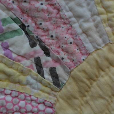 Beautiful Vintage Hand Stitched Dresden Plate Quilt 66”x84”
