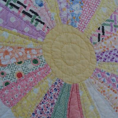 Beautiful Vintage Hand Stitched Dresden Plate Quilt 66”x84”