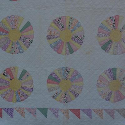 Beautiful Vintage Hand Stitched Dresden Plate Quilt 66”x84”