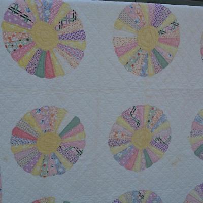 Beautiful Vintage Hand Stitched Dresden Plate Quilt 66”x84”