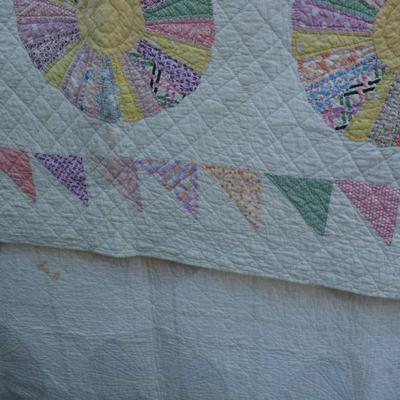 Beautiful Vintage Hand Stitched Dresden Plate Quilt 66”x84”