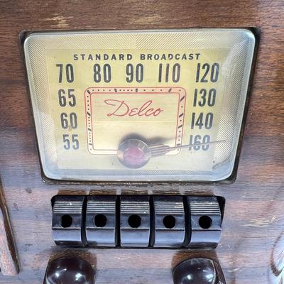 RARE Delco Antique push button standard broadcast radio