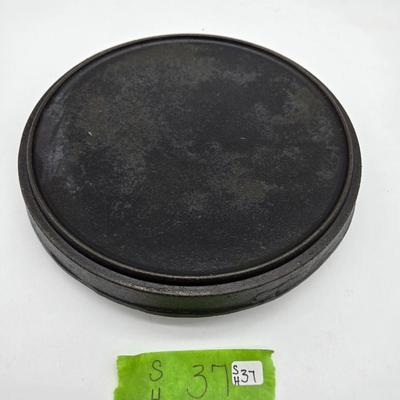 Lodge Cast Iron Footed Dutch Oven