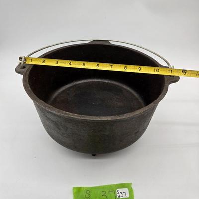 Lodge Cast Iron Footed Dutch Oven