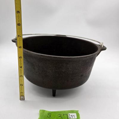 Lodge Cast Iron Footed Dutch Oven