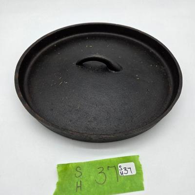 Lodge Cast Iron Footed Dutch Oven