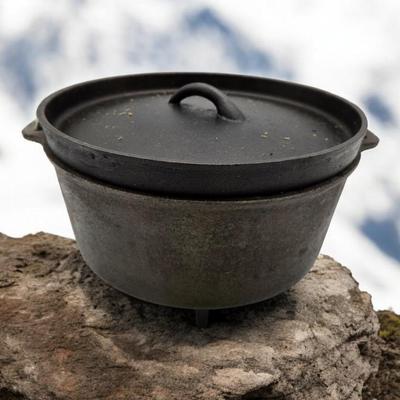 Lodge Cast Iron Footed Dutch Oven