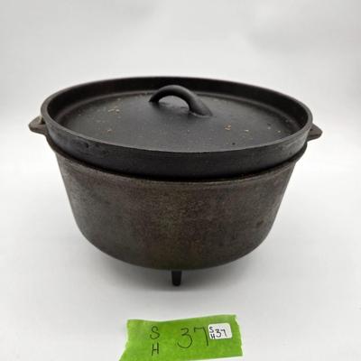 Lodge Cast Iron Footed Dutch Oven