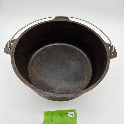 Lodge Cast Iron Footed Dutch Oven
