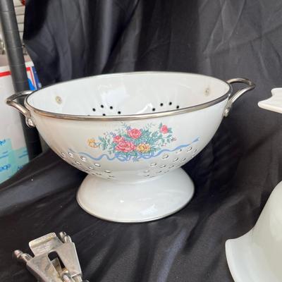 Assorted kitchenware