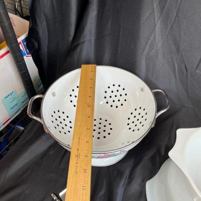 Assorted kitchenware