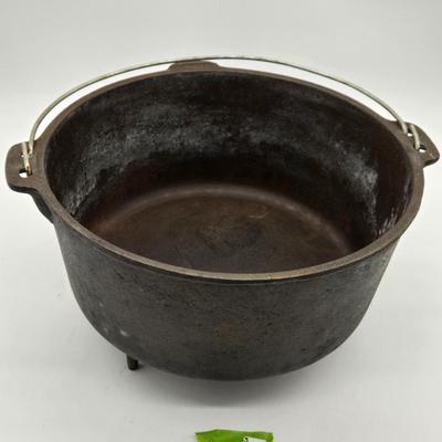 Lodge Footed Cast Iron Dutch Oven