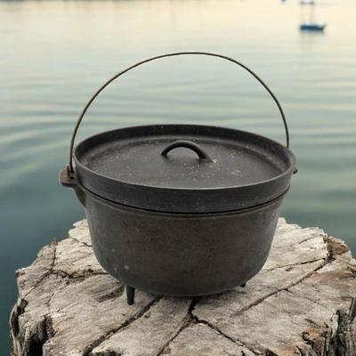 Lodge Footed Cast Iron Dutch Oven