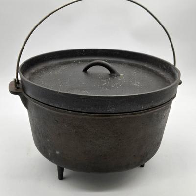 Lodge Footed Cast Iron Dutch Oven