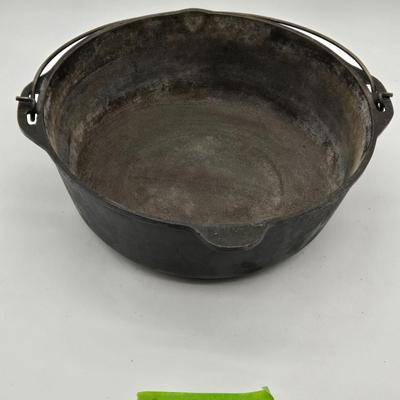 LODGE Cast Iron Dutch Oven