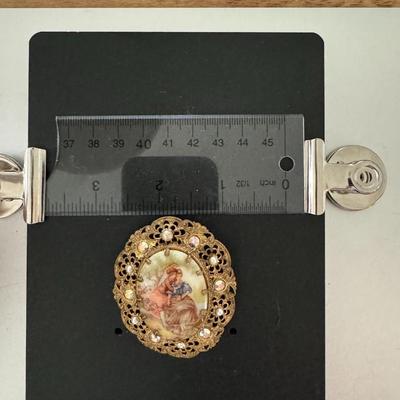 Canoodling ladies brooch