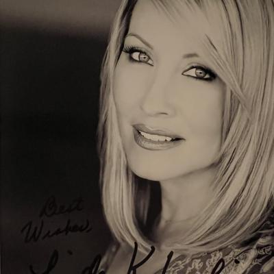 Linda Kozlowski signed photo