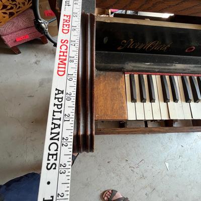 Pump organ