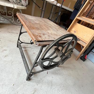 Sewing machine tredle table
