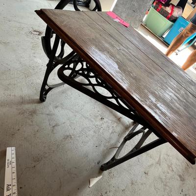 Sewing machine tredle table