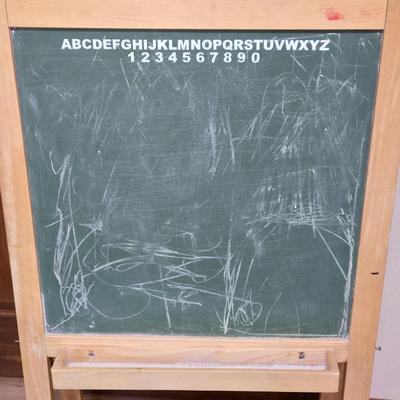 Kids Chalkboard and Whiteboard Easel