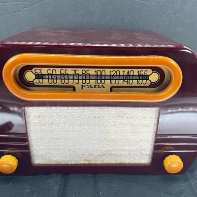 FADA 652 "Temple" (1946) Catalin tube table radio