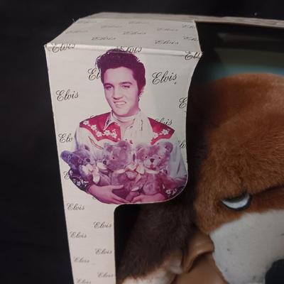 ELVIS SINGS "HOUND DOG"