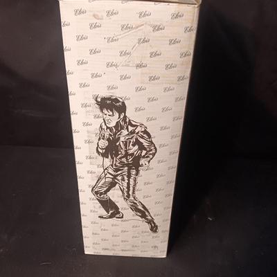 ELVIS SINGS "HOUND DOG"