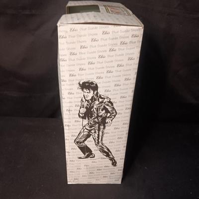 ELVIS SINGS "BLUE SUEDE SHOES"