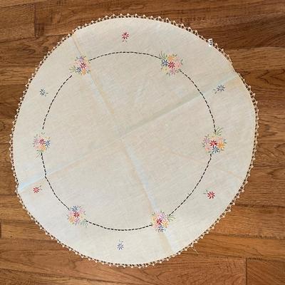Round table covering
