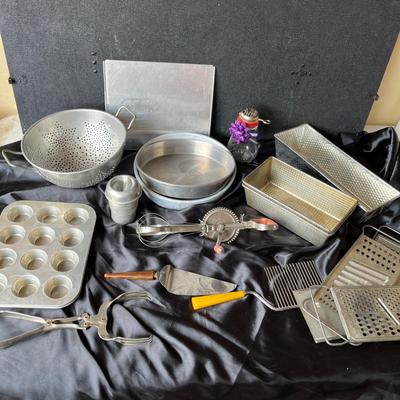 Metal bake ware