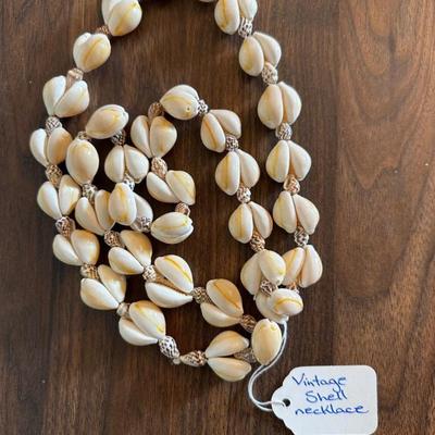 Seven Vintage necklaces - Seashells