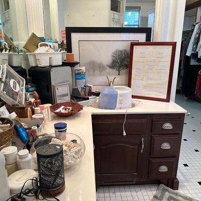 Lot 1: Bathroom & Closet Selection
