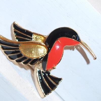 Reddish Pink, Black & Gold Hummingbird BROOCH (2" x 1½") on a Gold Tone Setting