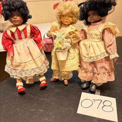Tussini Dolls Babies playing dress up